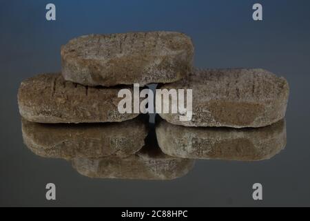 Halbzeuge. Gefrorene Schnittlinge. Auf einem spiegelnden Hintergrund. Isolate. Stockfoto