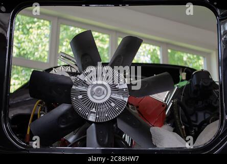 Lüfterrad eines V8-Motors in einer Karosserie eines Muskelwagens eingebaut. Nahaufnahme. Stockfoto