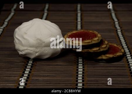 Schokoladenkekse mit Kokosrasur-Schokoladenbeschichtung und Kokosnuss und Marshmallows auf Holzbraun Stockfoto