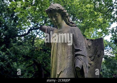 Beschädigte Figur eines Engels im vernachlässigten und überwucherten Newington Cemetery, Edinburgh, Schottland, UK Stockfoto