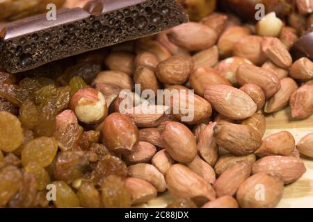 Isolierte Erdnuss. Walnuss auf einem Holzgrund gereinigt. Eiweißfutter. Rohe Erdnüsse. Stockfoto