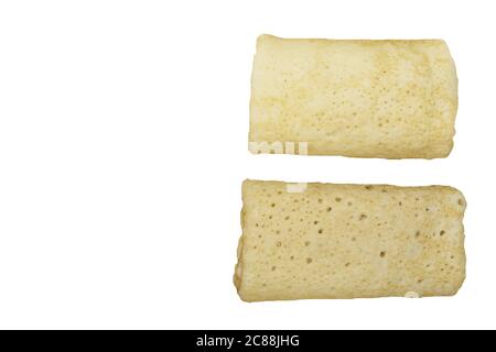 Gefüllte Pfannkuchen, Crepes mit Füllung, isoliert auf weißem Hintergrund. Stockfoto