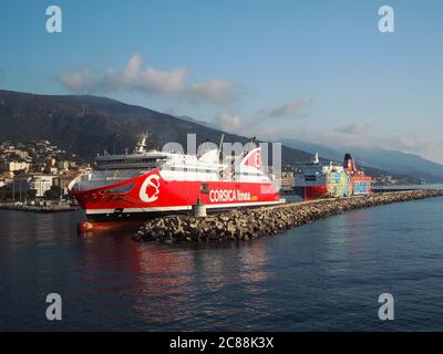 Italien, Livorno, 23. JUNI 2017: Rote korsische Fähre Korsika Linie und bunte moby Fähre Blick vom Meer mit auf Livorno Hafenufer mit grünen Hügel Stockfoto