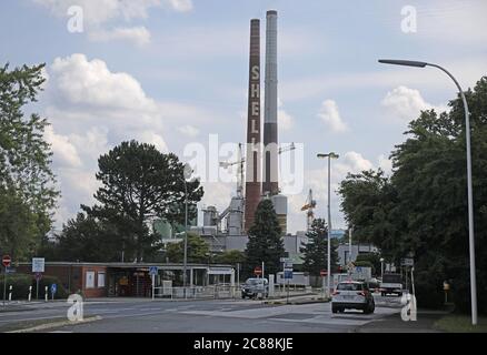 22. Juli 2020, Nordrhein-Westfalen, Köln: Der Eingang zur Shell-Raffinerie in Köln-Godorf. Bis zu 390 Tonnen Öl sind laut dem Unternehmen aus einer Pipeline in den Boden und in das Grundwasser der Raffinerie gesickert. (To dpa/lnw: 'Leck in der Shell-Raffinerie - Hunderttausende Liter Öl sickern weg') Foto: Oliver Berg/dpa Stockfoto