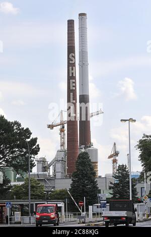 22. Juli 2020, Nordrhein-Westfalen, Köln: Der Eingang zur Shell-Raffinerie in Köln-Godorf. Bis zu 390 Tonnen Öl sind laut dem Unternehmen aus einer Pipeline in den Boden und in das Grundwasser der Raffinerie gesickert. (To dpa/lnw: 'Leck in der Shell-Raffinerie - Hunderttausende Liter Öl sickern weg') Foto: Oliver Berg/dpa Stockfoto