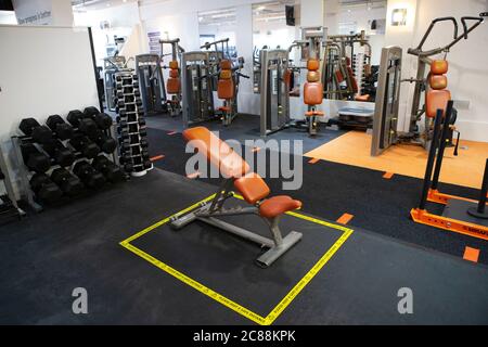STANFORD LE HOPE, GROSSBRITANNIEN. 22. JULI 2020 - EINE allgemeine Ansicht von Oasis Gym wie Fitness-Studios und Freizeitzentren in Großbritannien bereiten für die Wiedereröffnung am Samstag 25. Juli durch die Installation von sozialen Distanzierung und COVID 19 konforme Zeichen. (Bilder: Jacques Feeney, Mi News) Stockfoto