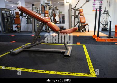 STANFORD LE HOPE, GROSSBRITANNIEN. 22. JULI 2020 - EINE allgemeine Ansicht von Oasis Gym wie Fitness-Studios und Freizeitzentren in Großbritannien bereiten für die Wiedereröffnung am Samstag 25. Juli durch die Installation von sozialen Distanzierung und COVID 19 konforme Zeichen. (Bilder: Jacques Feeney, Mi News) Stockfoto