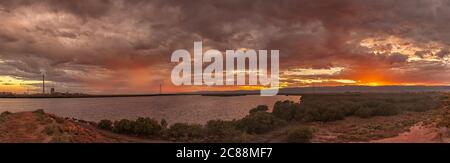 Panoramablick auf die Bleihütte und den Hafen von Port Pirie South Australia bei Sonnenuntergang. Stockfoto