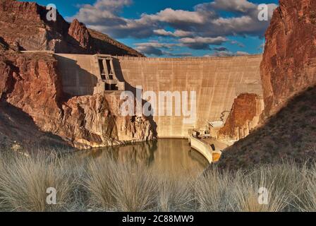 Indischer Reisgras, Theodore Roosevelt Dam am Salt River, vom Apache Trail aus gesehen, Arizona, USA Stockfoto