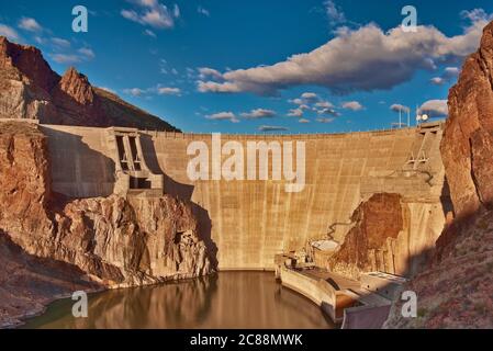 Theodore Roosevelt Dam am Salt River, vom Apache Trail aus gesehen, Arizona, USA Stockfoto