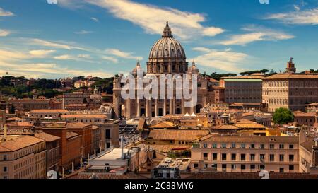 Blick auf den Petersdom im Vatikan, über die Dächer Roms Stockfoto