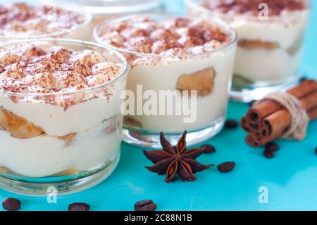 Klassisches italienisches Dessert Tiramisu in Gläsern, verziert mit Kakaopulver Stockfoto