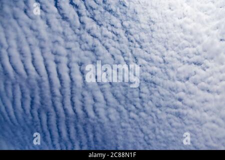 Seltene Wolkenkonfiguration über Essex, England an einem hellen und warmen Julimorgen Stockfoto