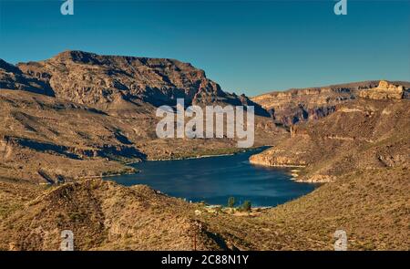 Horse Mesa und Apache Lake in Superstition Mountains, Blick vom Apache Trail, Arizona, USA Stockfoto