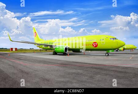 Tolmachevo Flughafen, Nowosibirsk, Russland, Flugzeug Boeing 737-800 auf Flugplatz blauen Himmel Hintergrund Nahaufnahme, s7 Airlines Fluggesellschaft, Passagierflugzeug Stockfoto