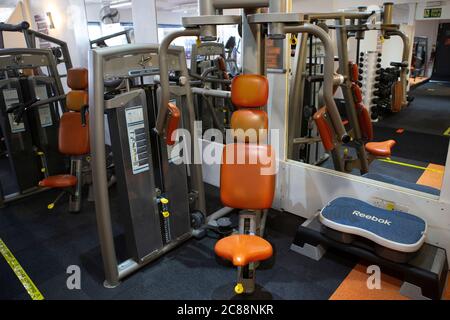 STANFORD LE HOPE, GROSSBRITANNIEN. 22. JULI 2020 - EINE allgemeine Ansicht von Oasis Gym wie Fitness-Studios und Freizeitzentren in Großbritannien bereiten für die Wiedereröffnung am Samstag 25. Juli durch die Installation von sozialen Distanzierung und COVID 19 konforme Zeichen. (Bilder: Jacques Feeney, Mi News) Stockfoto