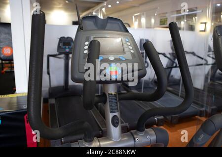 STANFORD LE HOPE, GROSSBRITANNIEN. 22. JULI 2020 - EINE allgemeine Ansicht von Oasis Gym wie Fitness-Studios und Freizeitzentren in Großbritannien bereiten für die Wiedereröffnung am Samstag 25. Juli durch die Installation von sozialen Distanzierung und COVID 19 konforme Zeichen. (Bilder: Jacques Feeney, Mi News) Stockfoto