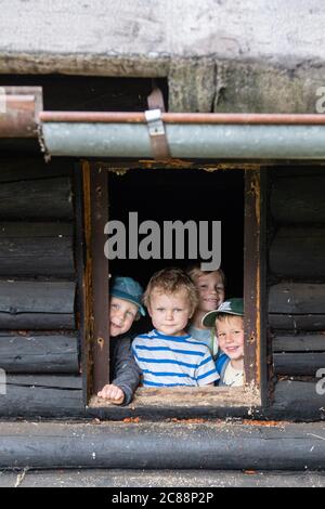 Liberec, Tschechische Republik. Juli 2020. Kinder in einem ehemaligen Pfadfinderhaus in Wäldern am 21. Juli 2020 in Liberec, Tschechische Republik. Das Blockhaus wurde von der Stadt durch den LESpolek Verein, der es reparieren will, damit es Kindern dienen vermietet. Kredit: VIT Cerny/CTK Foto/Alamy Live Nachrichten Stockfoto