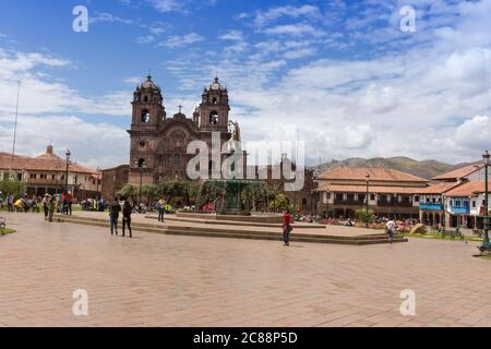 Altes Backsteingebäude in Cusco Stadt mit einer goldenen Statue in einem Brunnen auf dem Stadtplatz, Peru, Südamerika Stockfoto