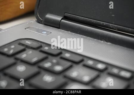 Nahaufnahme eines alten staubigen offenen Laptops Stockfoto