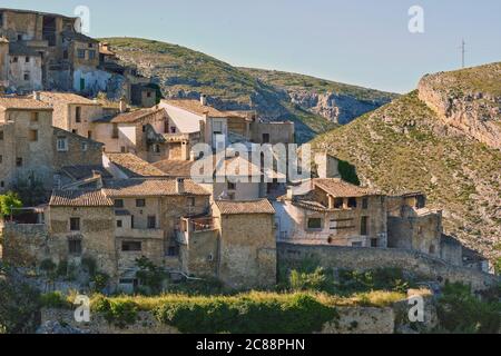 Tagesansicht auf das Dorf Bocairent gegen felsige Berge. Comarca von Vall d'Albaida in Valencia, Spanien. Stockfoto