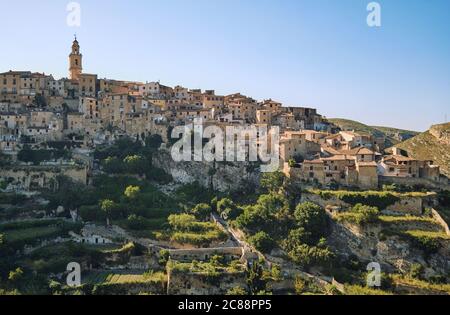 Tagesansicht auf das Dorf Bocairent. Comarca von Vall d'Albaida in Valencia, Spanien. Stockfoto