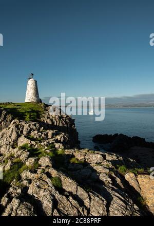Nordwales Küste mit Blick auf den Leuchtturm Goleudy Tŵr Bach, Großbritannien Stockfoto