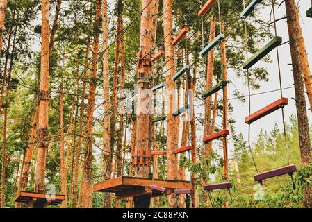 Seilstadt. Aktiver Familienurlaub im Freien. Elemente einer Seilstadt im Park. Stockfoto