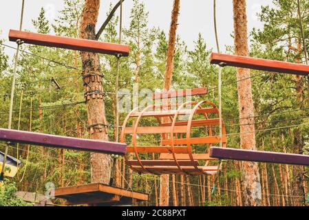 Seilstadt. Aktiver Familienurlaub im Freien. Elemente einer Seilstadt im Park. Stockfoto
