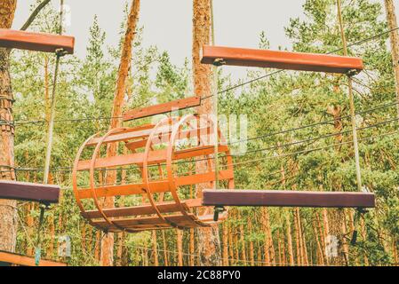 Seilstadt. Aktiver Familienurlaub im Freien. Elemente einer Seilstadt im Park. Stockfoto