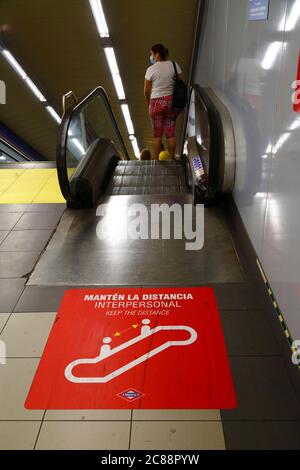 22. Juli 2020, Madrid, Spanien: Schilder auf dem Boden der Metrostation Plaza de Castilla, die die Passagiere dazu ermutigen, die soziale Distanz während der Fahrt mit den Rolltreppen aufrechtzuerhalten. Viele europäische Länder kehren nach der Aussperrung zum normalen Leben zurück, um die Ausbreitung des Covid-19-Coronavirus zu verhindern, mit sozialer Distanzierung, Maskenverschleißungen und anderen Einschränkungen. Trotz dieser Kontrollen wurden in einigen Teilen Spaniens lokale Sperren verhängt, um neue Ausbrüche des Virus zu kontrollieren. Stockfoto