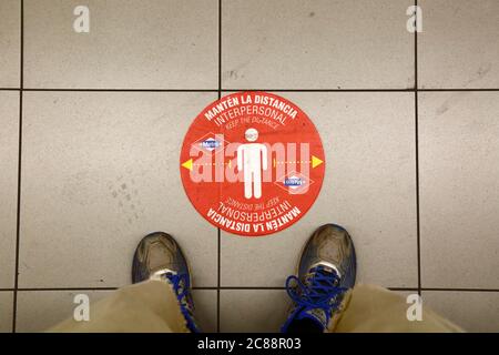 22. Juli 2020, Madrid, Spanien: Ein Schild auf der Plattform der Metrostation Plaza de Castilla, das die Passagiere zur Aufrechterhaltung der sozialen Distanzierung auffordert. Viele europäische Länder kehren nach der Aussperrung zum normalen Leben zurück, um die Ausbreitung des Covid-19-Coronavirus zu verhindern, mit sozialer Distanzierung, Maskenverschleißungen und anderen Einschränkungen. Trotz dieser Kontrollen wurden in einigen Teilen Spaniens lokale Sperren verhängt, um neue Ausbrüche des Virus zu kontrollieren. Stockfoto