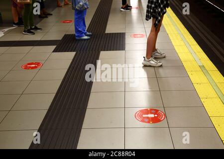 22. Juli 2020, Madrid, Spanien: Schilder auf der Plattform der Metrostation Plaza de Castilla ermutigen die Passagiere, soziale Distanzierung zu bewahren. Viele europäische Länder kehren nach der Aussperrung zum normalen Leben zurück, um die Ausbreitung des Covid-19-Coronavirus zu verhindern, mit sozialer Distanzierung, Maskenverschleißungen und anderen Einschränkungen. Trotz dieser Kontrollen wurden in einigen Teilen Spaniens lokale Sperren verhängt, um neue Ausbrüche des Virus zu kontrollieren. Stockfoto