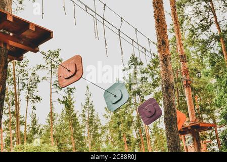 Seilstadt. Aktiver Familienurlaub im Freien. Elemente einer Seilstadt im Park. Stockfoto
