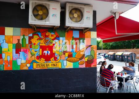 22. Juli 2020, Carabanchel, Madrid, Spanien: Menschen mit Gesichtsmasken unter ihren Chins sitzen vor einem Café im Madrider Stadtteil Carabanchel. Viele europäische Länder kehren nach der Aussperrung zum normalen Leben zurück, um die Ausbreitung des Covid-19-Coronavirus zu verhindern, mit sozialer Distanzierung, Maskenverschleißungen und anderen Einschränkungen. In Spanien ist das Tragen von Masken im öffentlichen Verkehr, in Geschäften, Cafés, Restaurants und geschlossenen öffentlichen Räumen obligatorisch. Trotz dieser Kontrollen wurden in einigen Teilen Spaniens lokale Sperren verhängt, um neue Ausbrüche des Virus zu kontrollieren. Stockfoto