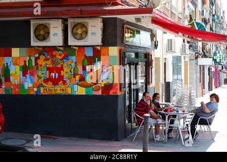 22. Juli 2020, Carabanchel, Madrid, Spanien: Menschen mit Gesichtsmasken unter ihren Chins sitzen vor einem Café im Madrider Stadtteil Carabanchel. Viele europäische Länder kehren nach der Aussperrung zum normalen Leben zurück, um die Ausbreitung des Covid-19-Coronavirus zu verhindern, mit sozialer Distanzierung, Maskenverschleißungen und anderen Einschränkungen. In Spanien ist das Tragen von Masken im öffentlichen Verkehr, in Geschäften, Cafés, Restaurants und geschlossenen öffentlichen Räumen obligatorisch. Trotz dieser Kontrollen wurden in einigen Teilen Spaniens lokale Sperren verhängt, um neue Ausbrüche des Virus zu kontrollieren. Stockfoto