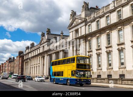 Öffentlicher Bus 'Dublin Bus' auf der Straße vor dem Büro des 'Taoiseach', Regierungsgebäude, Merrion Street, Dublin, Irland. Bus leer Stockfoto