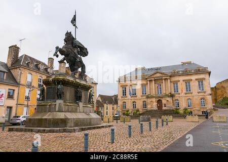 Place Guillaume-le-Conquérant (Platz Wilhelm der Eroberer), Falaise, Calvados, Normandie, Frankreich. Hauptplatz der historischen französischen mittelalterlichen Stadt. Stockfoto