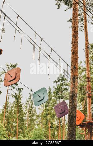 Seilstadt. Aktiver Familienurlaub im Freien. Elemente einer Seilstadt im Park. Stockfoto