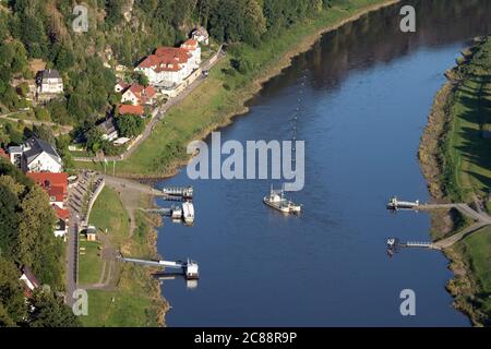 Lohmen, Deutschland. Juli 2020. Blick vom Bastei-Felsen im Nationalpark Sächsische Schweiz auf das Kurbad Rathen und die Elbe. Quelle: Sebastian Kahnert/dpa-Zentralbild/ZB/dpa/Alamy Live News Stockfoto