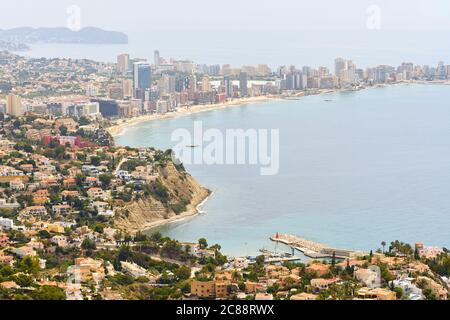 Luftaufnahme von Calpe oder Calp Vorland Stadtbild, Bucht des Mittelmeers, bewölktes Wetter. Costa Blanca, Provinz Alicante, Spanien Stockfoto