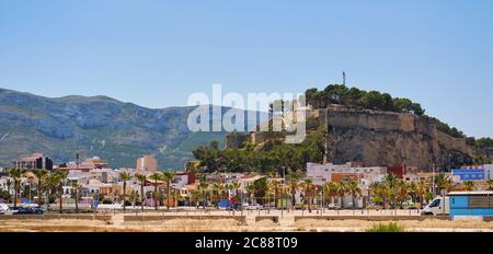 Panorama-Foto auf blauem Himmel Hintergrund alten berühmten Denia Castle auf felsigen Hügel Berg gelegen. Im Herzen der alten Stadt, Wahrzeichen Tourismus. Spanien Stockfoto