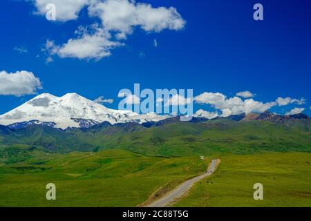 Panorama Road zum Mount Elbrus mit Green Meadows im Sommer. Nordkaukasus, Russland Stockfoto