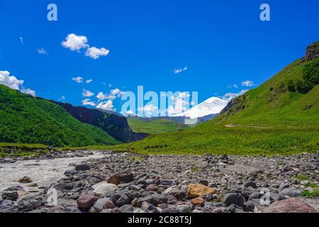 Pferde an einem Fluss in der Elbrus Region an einem sonnigen Sommertag. Nordkaukasus, Russland Stockfoto