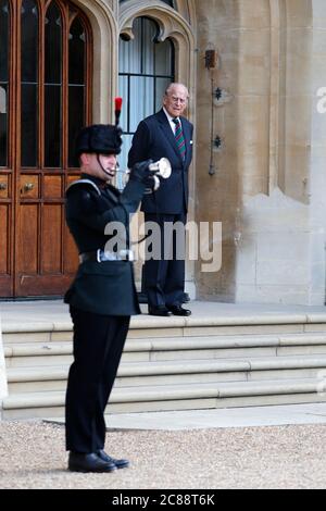 Der Herzog von Edinburgh im Schloss Windsor während einer Zeremonie zur Übergabe des Oberstleutnants vom Herzog an die Herzogin von Cornwall, die die Zeremonie vom Highgrove House abschließen wird. Stockfoto