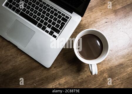 Detailansicht eines bekannten Computerherstellers, geöffnet auf einem Schreibtisch für Heimarbeiter, während der Mitarbeiter nicht am Schreibtisch ist. Stockfoto