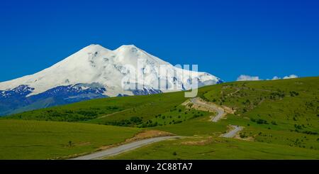 Panorama Road zum Mount Elbrus mit Green Meadows im Sommer. Nordkaukasus, Russland Stockfoto