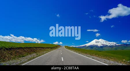 Panorama Road zum Mount Elbrus mit Green Meadows im Sommer. Nordkaukasus, Russland Stockfoto