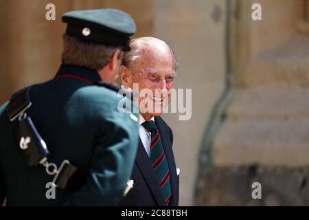 Der Herzog von Edinburgh im Schloss Windsor flankiert von Oberst Kommandant, Generalmajor Tom Copinger-Symeas (rechts), während einer Zeremonie zur Übergabe des Oberstleutnants vom Herzog an die Herzogin von Cornwall, die die Zeremonie vom Highgrove House aus abschließen wird. Stockfoto