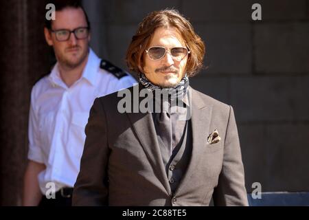 LONDON, ENGLAND, JULI 22 2020, Schauspieler und Musiker Johnny Depp, der heute wegen seines Verleumdungsgerichts gegen die Herausgeber der Zeitung Sun am High Court in London antritt (Quelle: Lucy North) Stockfoto